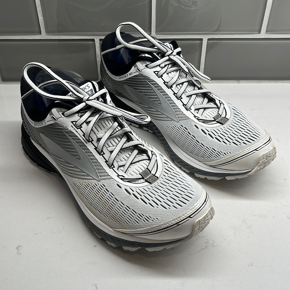 Brooks Mens Ghost Running Shoes Black Gray 1102571D167 Low Top Mesh Size 10.5